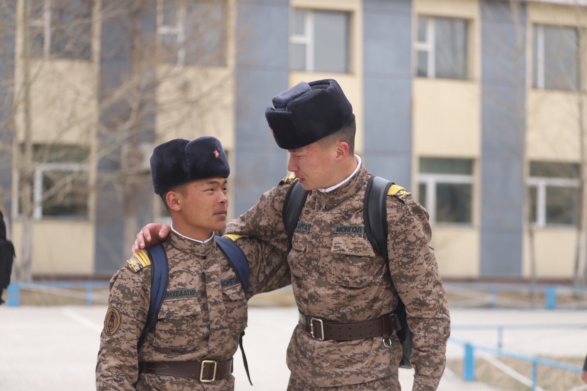 Фото агшин    Эх орны хүүхдүүд ижий, аавдаа очиж байна...